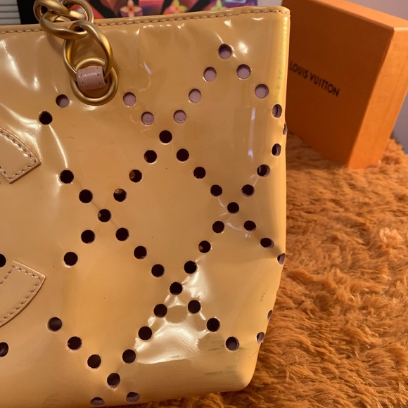 💯 Authentic Chanel Cream Perforated Shopper - Picture 9 of 16